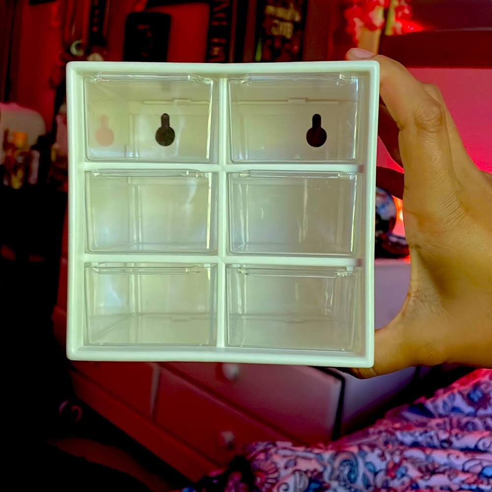 Desk/makeup organizer